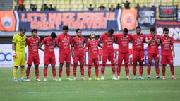 Para pemain Persija Jakarta mengheningkan cipta sebelum laga lanjutan BRI Liga 1 2022/2023 menghadapi Barito Putera di Stadion Patriot Candrabhaga, Bekasi, Rabu (22/02/2023). (Bola.com/Bagaskara Lazuardi)