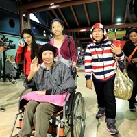 Yana Zein yang belakangan ini terbaring di rumah sakit akibat penyakit kanker yang dideritanya, kini akan mulai menjalani pengobatan di luar negeri. Hendak berangkat ke Cina, Yana memberikan lambaian tangannya. (Adrian Putra/Bintang.com)