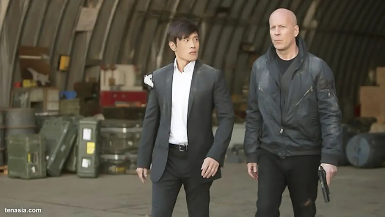 lee-byung-bruce-willis-130802b.jpg