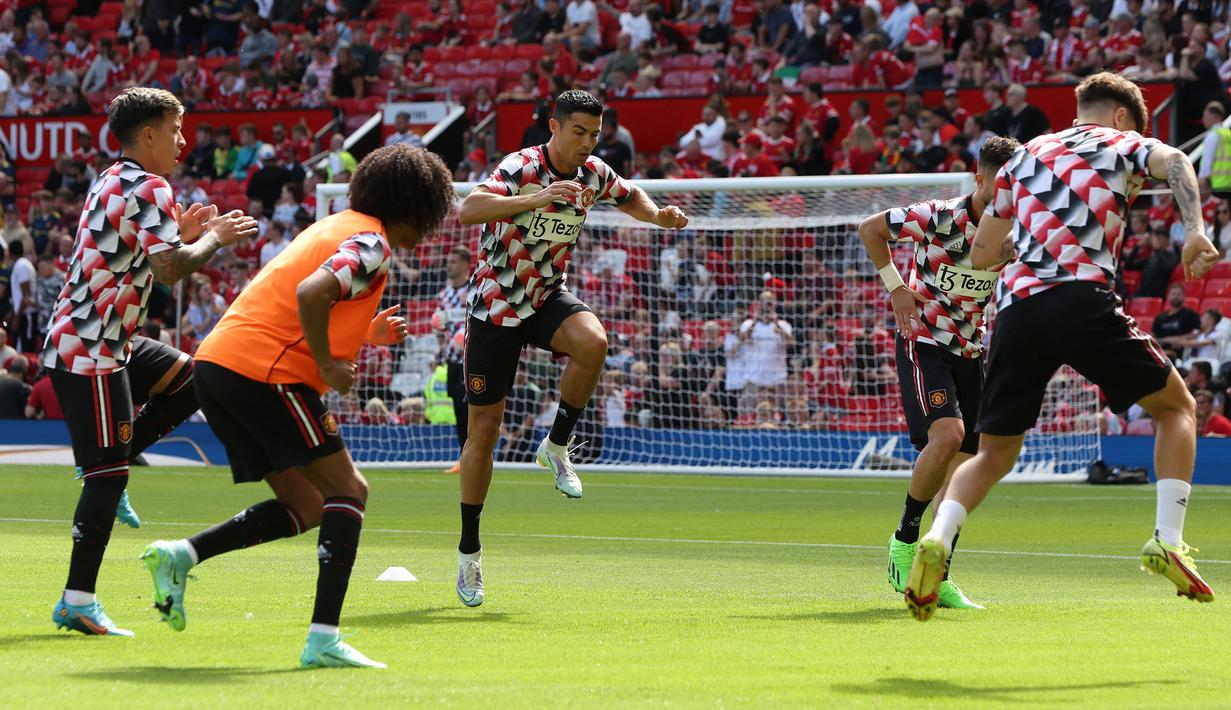 Pemain Manchester United, Cristiano Ronaldo (tengah) melakukan pemanasan sebelum laga pramusim Manchester United melawan Rayo Vallecao di Old Trafford, Minggu (31/07/2022). Laga berakhir dengan skor 1-1. (AFP/Nigel Roddis)