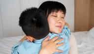 Di tengah rutinitas yang padat, orangtua sering kali tanpa sadar lebih cepat menegur kesalahan anak dibanding menyadari kebaikan kecil yang mereka lakukan. Padahal, tindakan sederhana seperti mau menunggu giliran, mencoba merapikan mainan sendiri, membantu mengambil barang, atau berusaha meminta maaf adalah proses belajar yang besar bagi anak.  (foto/dok: freepik)