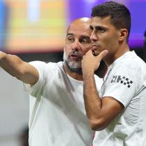 Pep Guardiola, Pelatih Kepala Manchester City, memberikan instruksi kepada Rodri #16 dalam pertandingan Grup G Piala Dunia Antarklub 2025 antara Manchester City FC dan Al Ain FC di Stadion Mercedes-Benz pada 22 Juni 2025 di Atlanta, Georgia. (Alex Grimm/Getty Images via AFP)