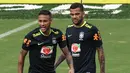 Pemain Brasil, Neymar dan Dani Alves saat mengikuti sesi latihan jelang laga kualifikasi piala dunia 2018 di Barranquilla, Kolombia, Senin (4/9/2017). Brasil akan berhadapan dengan Kolombia. (AFP/Luis Acosta)