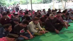 Kedua pihak yang biasanya saling kejar dan bersembunyi ini, kini saling berdamai dan memaafkan satu sama lain dan bertekad sama-sama memerangi kejahatan.