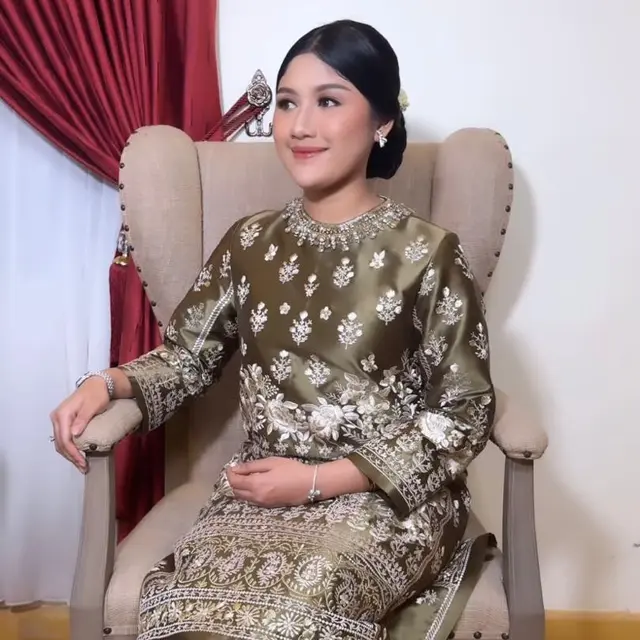 8 Adu Pesona Glamor Dua Menantu Jokowi, Selvi Ananda dan Erina Gudono Kenakan Kebaya Merah-Baju Kurung di Acara Pernikahan Kerabat