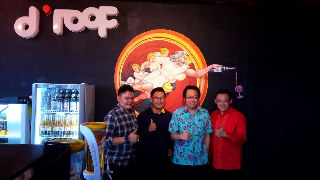 CEO d’roof Dennie Christian Tirtadjaja (kiri) bersama dengan para pemilik d'roof lainnya. (Bintang: Abraham Onarely)