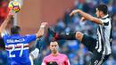 Gelandang Juventus, Sami Khedira, berebut bola dengan striker Sampdoria, Fabio Quagliarella, pada laga Serie A Italia di Stadion Luigi Ferraris, Genoa, Minggu (19/11/2017). Sampdoria menang 3-2 atas Juventus. (AP/Simone Arveda)