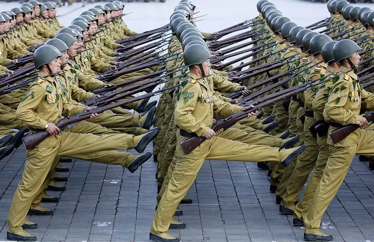 Tentara Korut berbaris dalam parade militer di Pyongyang, 15 April 2017 (AP Photo)