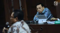 Terdakwa dugaan korupsi proyek e-KTP, Setya Novanto menyimak keterangan saksi Wakil Ketua MPR RI, Mahyudin pada sidang lanjutan di Pengadilan Tipikor, Jakarta, Kamis (15/3). Mahyudin saksi yang meringankan terdakwa. (Liputan6.com/Helmi Fithriansyah)