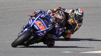 Aksi pebalap Yamaha, Maverick Vinales (tengah) pada balapan MotoGP Grand Prix of the Americas di Austin, Texas, Minggu (23/4/2017).  Vinales sementara menempati peringkat kedua klasemen MotoGP dengan total 60 poin. (AP/Eric Gay)