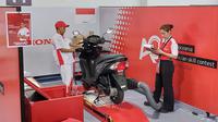 Mekanik AHASS asal Indonesia tengah berkompetisi di ajang Honda Asia & Oceania Motorcycle Technician Skill Contest (AOC) 2024 di Filipina. (Liputan6.com/Septian Pamungkas)