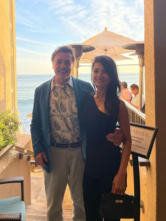 Pada unggahan 30 Mei, Farah membagikan beberapa foto bersama seorang pria. Dalam caption yang disematkan, ia menyebut pria tersebut adalah suaminya. [Instagram/farahquinnofficial]