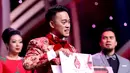 Memakai setelan jas berwarna merah, Danang berdiri gagah menggenggam kemenangannya. Senyum bahagia dan bangga tak lepas dari wajah rupawan pria berusia 24 tahun ini. (Andy Masela/Bintang.com)
