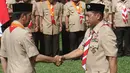 Presiden Joko Widodo (Jokowi) berjabat tangan dengan Komjen Pol (Purn) Budi Waseso saat pelantikan Ketua Kwartir Nasional Gerakan Pramuka masa bakti 2018-2023 di halaman Istana Merdeka, Jakarta, Kamis (27/12). (Liputan6.com/Angga Yuniar)