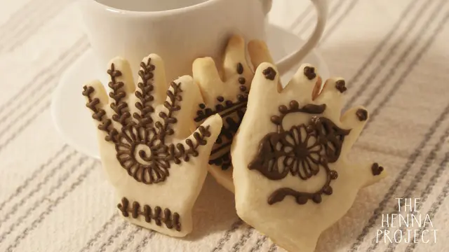 Seniman Ini Buat Pola Henna di Atas Macaron, 6 Hasilnya Super Keren