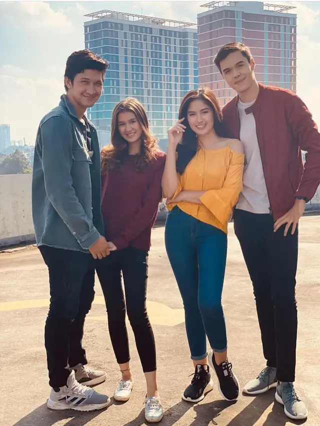 Dikabarkan Putus, Ini 6 Momen Kebersamaan Ochi Rosdiana dan Rizky Djanbi