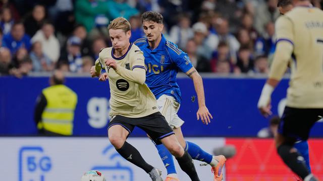 Aksi Frenkie de Jong di laga Oviedo vs Barcelona di laga pekan keenam La Liga 2025/2026 di Estadio Carlos Tartiere, Jumat (26/09/2025). (AP Photo/Jose Breton)