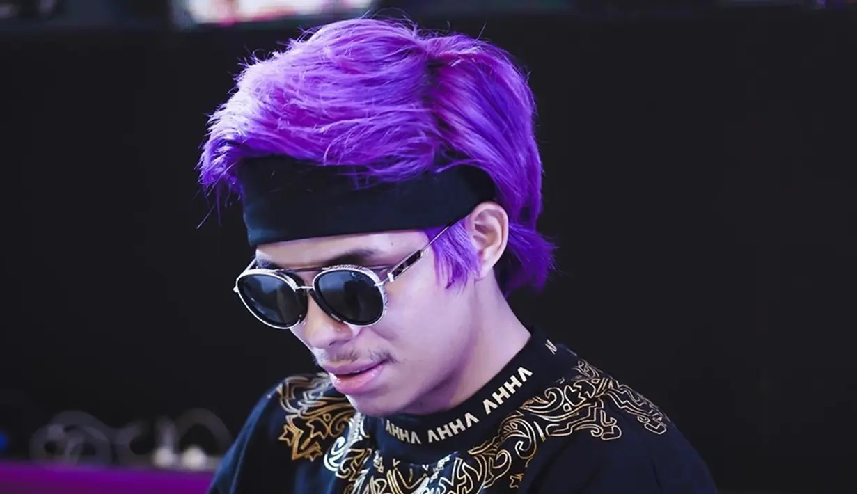Sebagai YouTuber nomor satu di Asia, penampilan menjadi salah satu hal yang kerap diubah oleh Atta Halilintar. Meski masih setia dengan headband di kepala, warna rambutnya kerap berganti-ganti warna. Salah staunya ia pernah menjajal warna ungu. (Liputan6.com/IG/@attahalilintar)