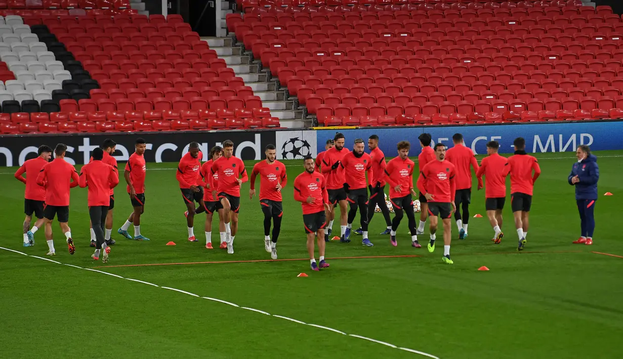 Para pemain Atletico Madrid menghadiri sesi latihan di stadion Old Trafford di Manchester, Senin (14/3/2022). Atletico Madrid akan bertandang ke Manchester United (MU) di laga leg kedua babak 16 besar Liga Champions pada Rabu, 16 Maret 2022 dini hari WIB. (Paul ELLIS / AFP)