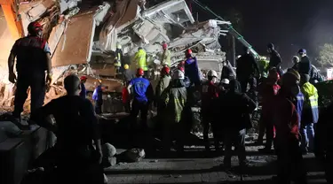 Tim penyelamat bekerja di lokasi bangunan yang runtuh pascagempa bumi di Provinsi Izmir, Turki (30/10/2020). Sedikitnya 12 orang tewas dan 438 lainnya terluka akibat gempa kuat yang mengguncang Provinsi Izmir, Turki barat, dikatakan Presiden Turki Recep Tayyip Erdogan. (Xinhua/Aydin Cetinkaya)