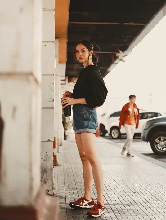 Pemain film 'Jelita Sejuba: Mencintai Kesatria Negara' ini bergaya casual dengan kemeja oversized. Perpaduan kemeja oversized dengan hot pants membuat penampilannya terlihat stylish. (Liputan6.com/IG/@putrimarino)