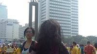 Citra Prima dan hantu Black Bride dari Insidious di acara car free day,Minggu (31/5/2015). (foto: Ade Irwansyah) 