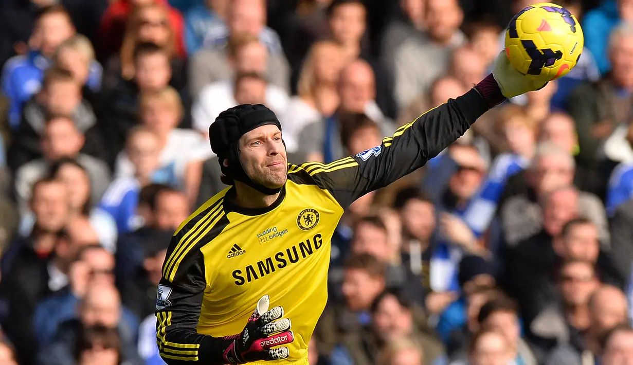 Petr Cech. Kiper yang telah pensiun pada Juli 2019 bersama Arsenal ini tercatat sebagai kiper dengan jumlah clean sheet terbanyak di Liga Inggris yaitu 207 clean sheet. Kiper aktif yang mendekati rekornya adalah Kiper Manchester United, David De Gea dengan 127 clean sheet. (AFP/Ben Stansall).