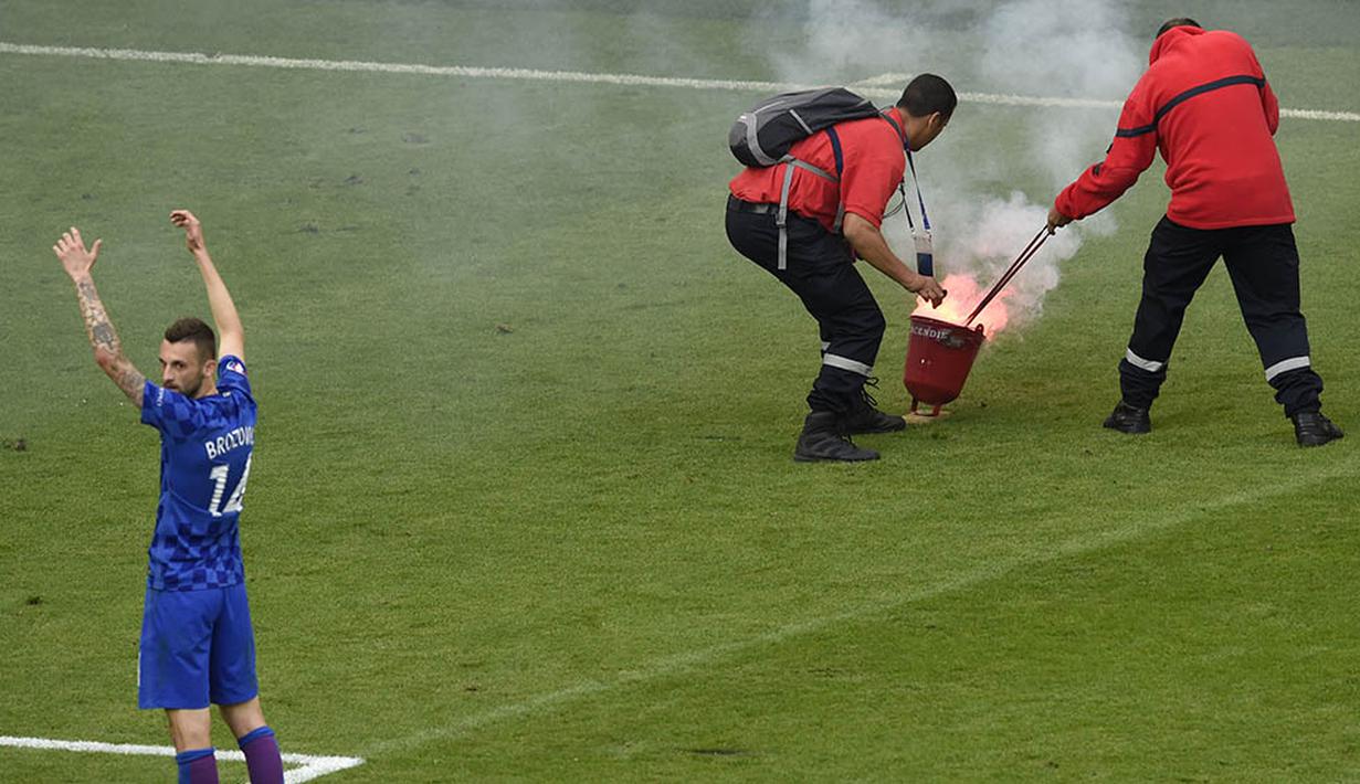 3. Laga antara Kroasia dan Republik Ceska sempat dihentikan oleh wasit akibat ulah penonton yang melempar flare ke dalam lapangan. Aksi ini mendapat kecaman dari para pemain yang kecewa dengan ulah para pendukungnya. (AFP/Jean-Philippe Ksiazek)