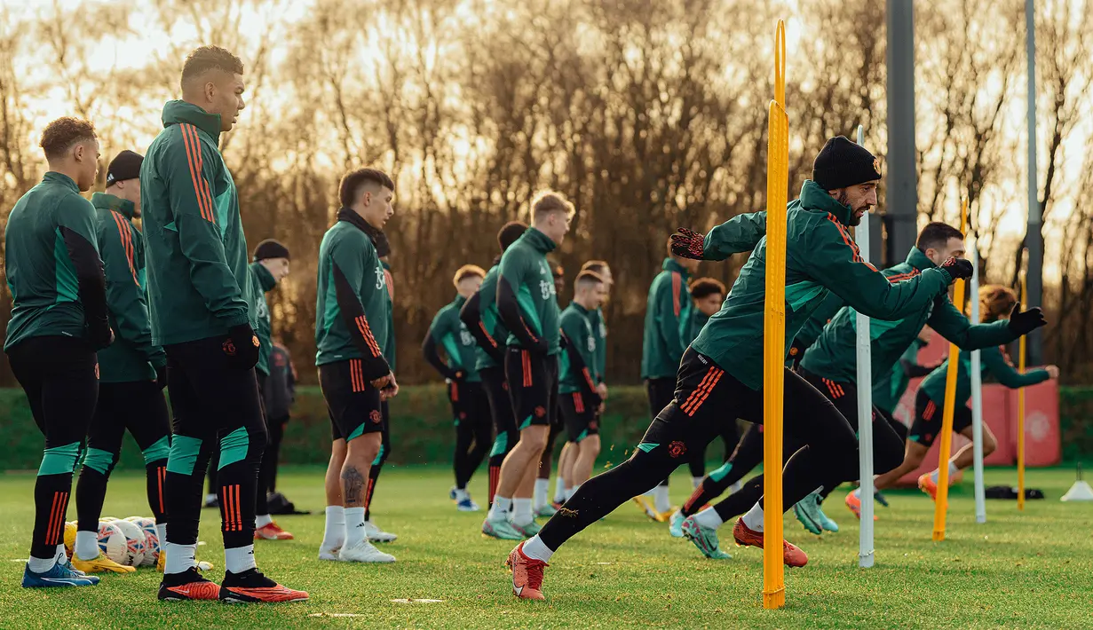 Pemain MU, Casemiro dan Lisandro Martinez menunggu giliran untuk melakukan latihan ringan di Carrington, Kamis (4/1/2024). (X/ManUtd)
