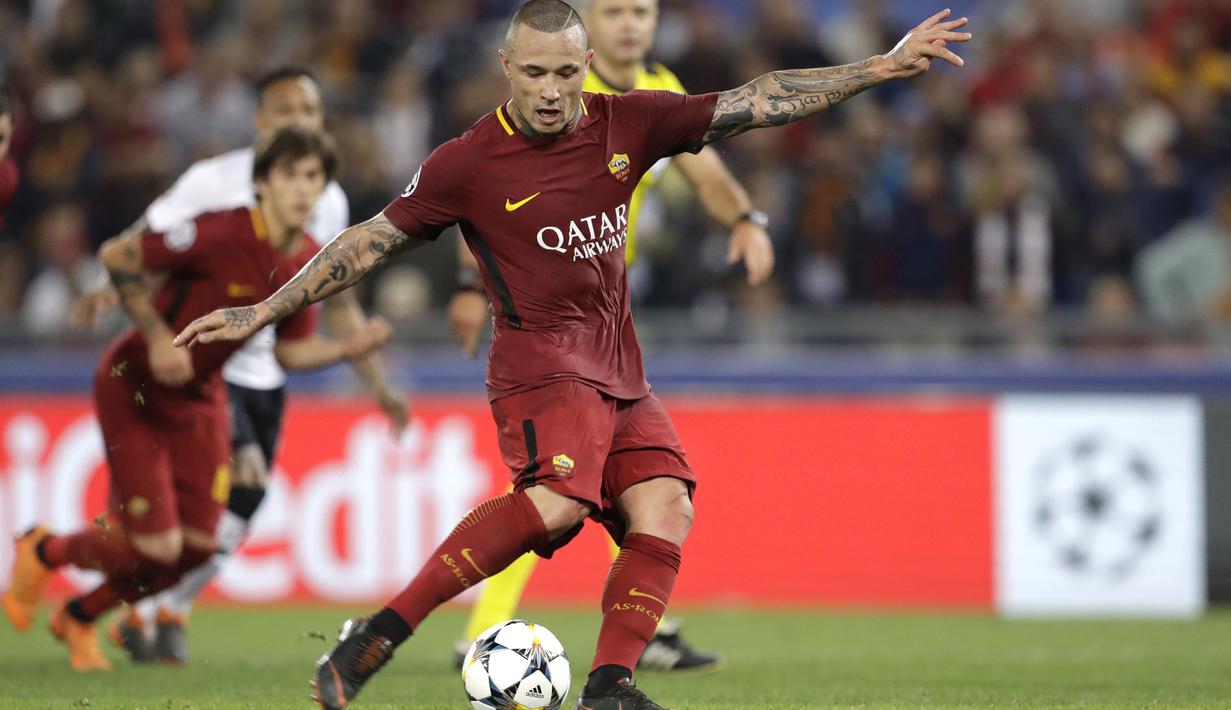 Aksi Radja Nainggolan saat mencetak gol ke gawang Liverpool pada semifinal Liga Champions di Olympic Stadium,(2/4/2018). Nainggolan gagal membawa Roma ke final setelah kalah agregat dari Liverpool 6-7. (AP/Andrew Medichini)
