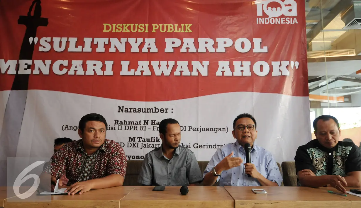 Wakil Ketua DPRD DKI Jakarta, M Taufik (ketiga kiri) memberikan pandangan pada sebuah diskusi publik di Jakarta, Kamis (30/6). Diskusi membahas Sulitnya Parpol Mencari Lawan Ahok pada Pilkada 2017 mendatang. (Liputan6.com/Helmi Fithriansyah)