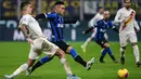 Striker Inter Milan, Lautaro Martinez, berusaha melewati bek AS Roma, Gianluca Mancini, pada laga Serie A Italia di Stadion San Siro, Milan, Jumat (6/12). Kedua klub bermain imbang 0-0. (AFP/Miguel Medina)
