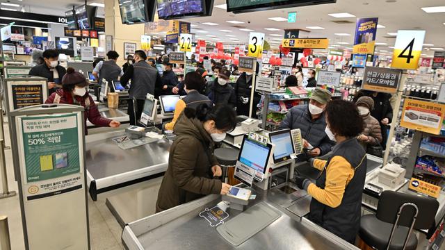 Warga Korsel Antre Demi Membeli Masker