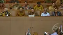  Menteri Dalam Negeri Tjahjo Kumolo (tengah) yang mewakili pemerintah saat menghadiri sidang paripurna di Gedung Nusantara II, Jakarta, Selasa (17/2/2015). Dalam rapat tersebut DPR mengesahkan revisi UU Pilkada dan UU Pemda. (Liputan6.com/Andrian M Tunay)