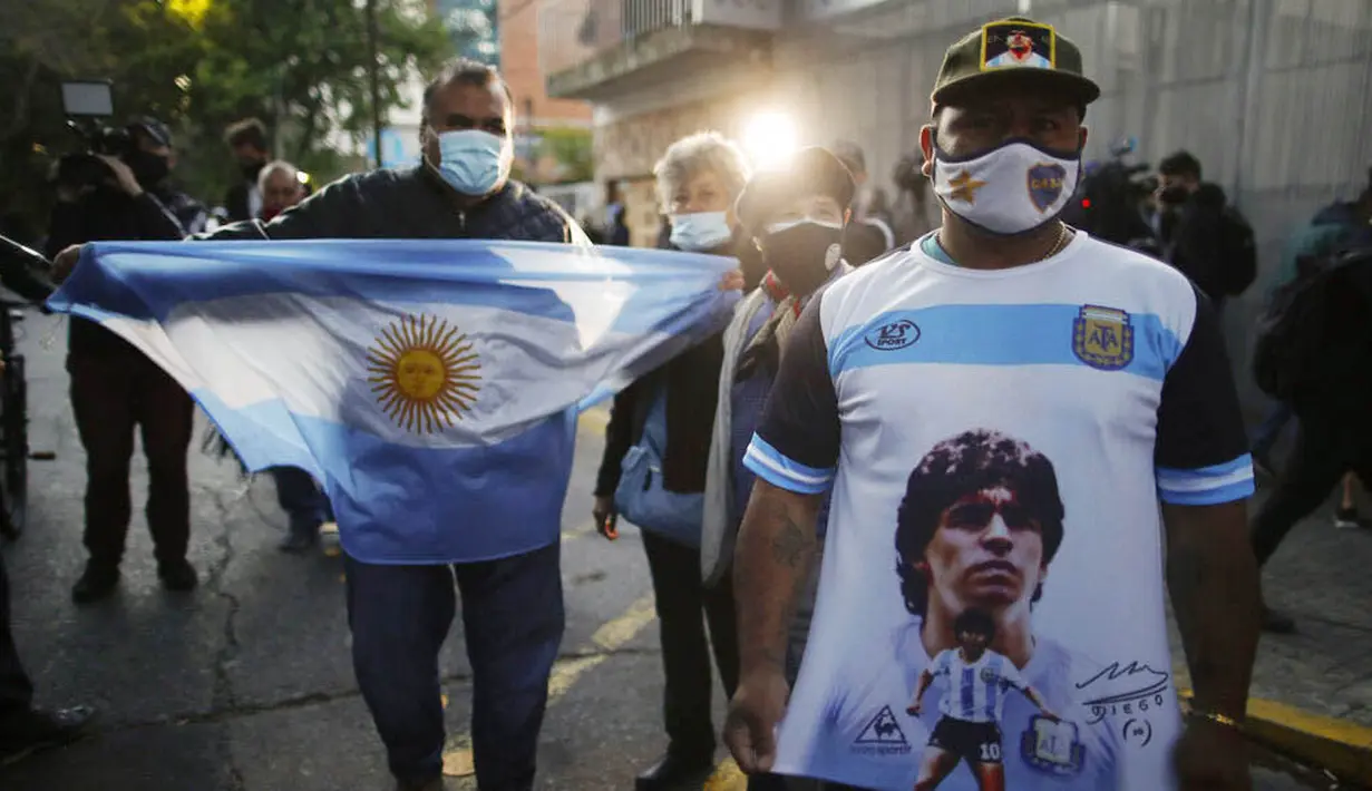 Fans Diego Maradona berkumpul di depan Rumah Sakit di La Plata, Argentina, Selasa (3/11/2020). Sejumlah fans Argentina berkumpul di depan rumah sakit untuk memberi dukungan kepada sang legenda. (AP/Natacha Pisarenko)