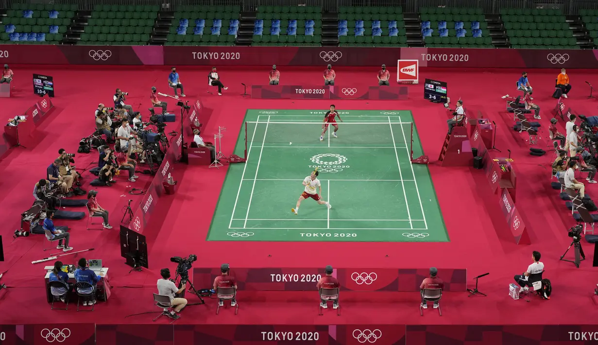 Suasana saat pebulu tangkis Indonesia Anthony Sinisuka Ginting melawan pebulu tangkis Jepang Kanta Tsuneyama pada pertandingan tunggal putra Olimpiade Tokyo 2020 di Tokyo, Jepang, Kamis (29/7/2021). Ginting lolos ke perempat final Olimpiade Tokyo 2020 usai kalahkan Kanta. (AP Photo/Markus Schreiber)