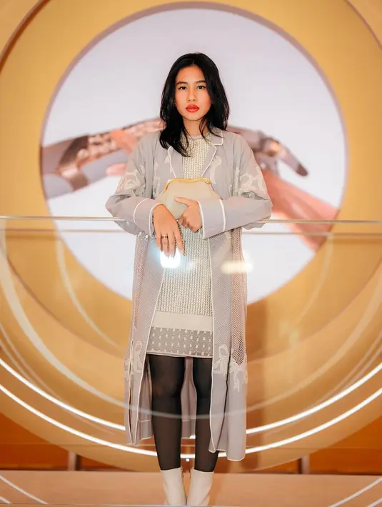 Sementara Shenina tampil anggun mengenakan dress warna sand yang dilapisi long outer warna lilac yang dihiasi motif pita. Disempurnakan dengan anting-anting hingga kalung yang sama dengan sang kekasih.