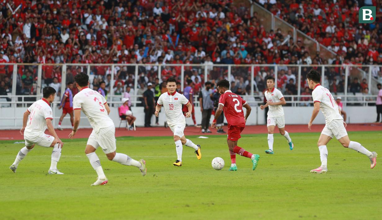 <p>Pemain Timnas Indonesia, Yakob Sayuri berusaha melewati pemain Vietnam dalam laga leg pertama babak semifinal Piala AFF 2022 di Stadion Utama Gelora Bung Karno (SUGBK), Jumat (6/1/2023) sore WIB. (Bola.com/M Iqbal Ichsan)</p>