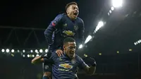 Gelandang Manchester United, Anthony Martial, merayakan gol yang dicetaknya ke gawang Arsenal bersama Jesse Lingard pada laga Piala FA di Stadion Emirates, London, Jumat (25/1). Arsenal kalah 1-3 dari MU. (AFP/Ian Kington)