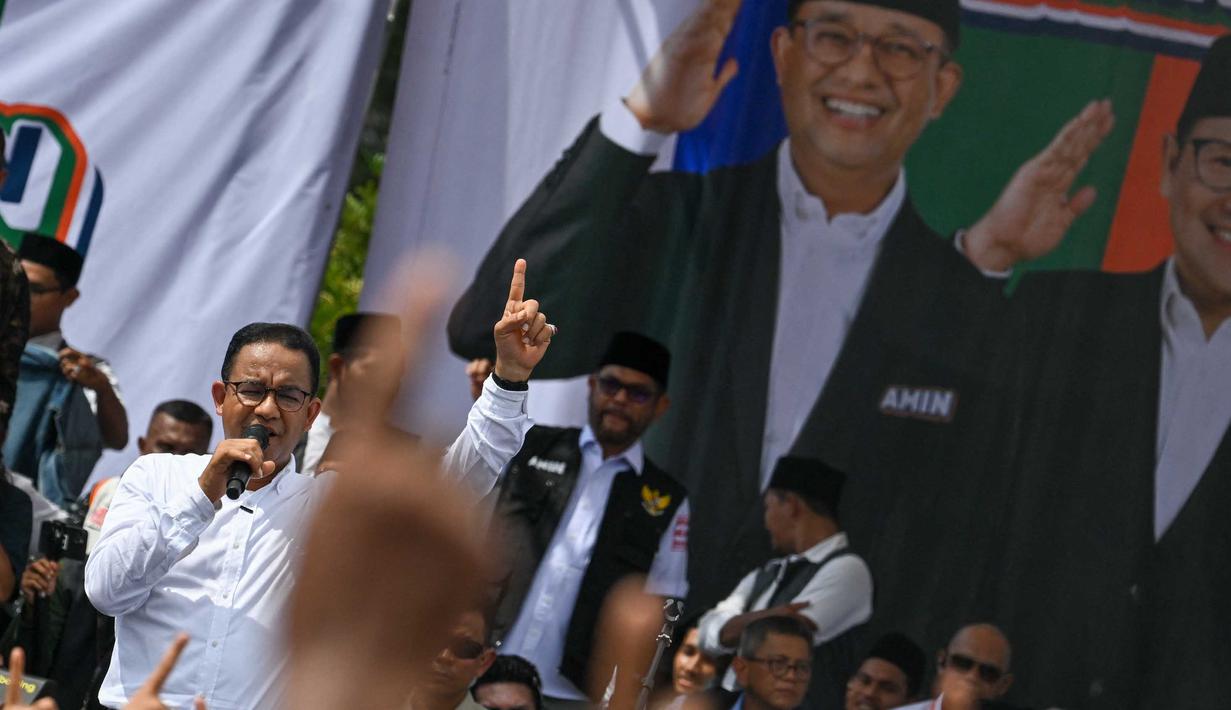 Kehadiran Anies Baswedan di Bumi Rencong mendapat sambutan meriah dari pendukungnya. (CHAIDEER MAHYUDDIN/AFP)