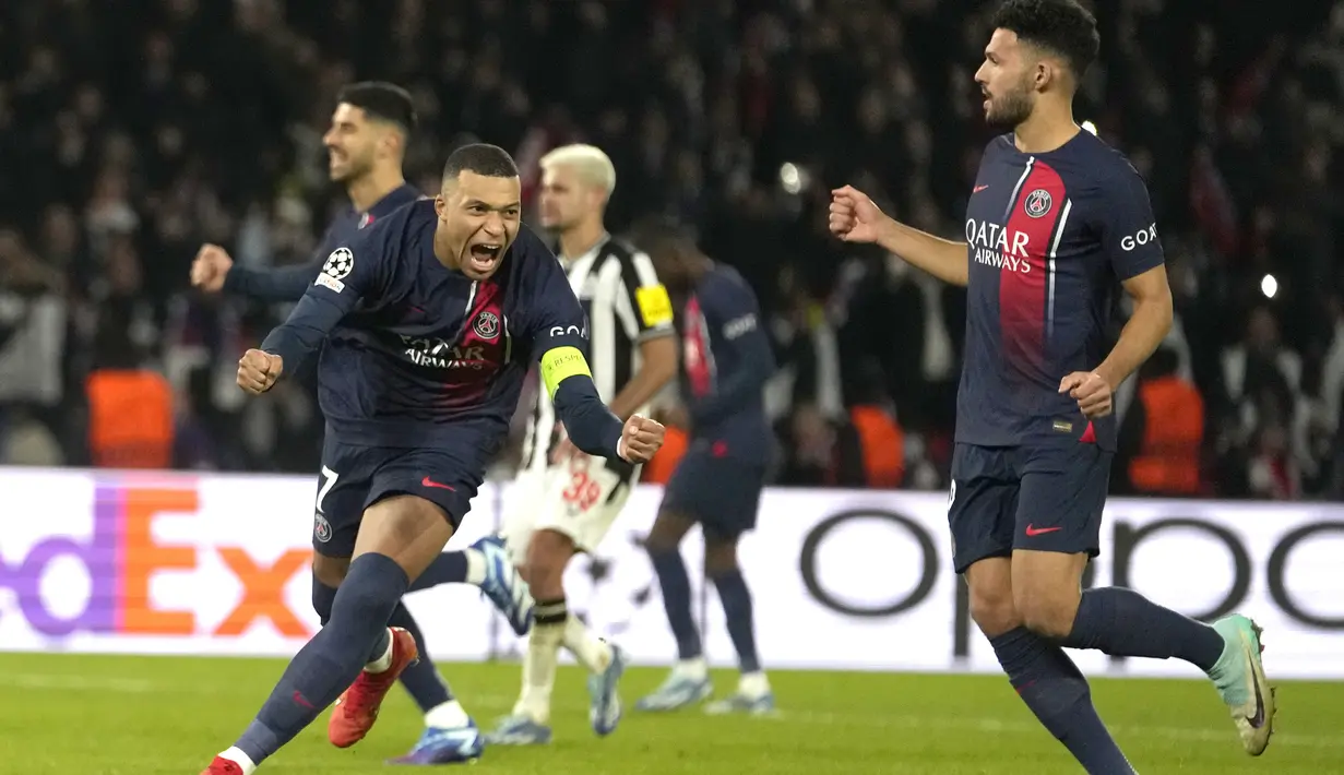 PSG sempat frustrasi dengan serangan-serangan tumpul, sampai akhirnya Kylian Mbappe mencetak gol penalti di ujung laga (90+8'). (AP Photo/Christophe Ena)