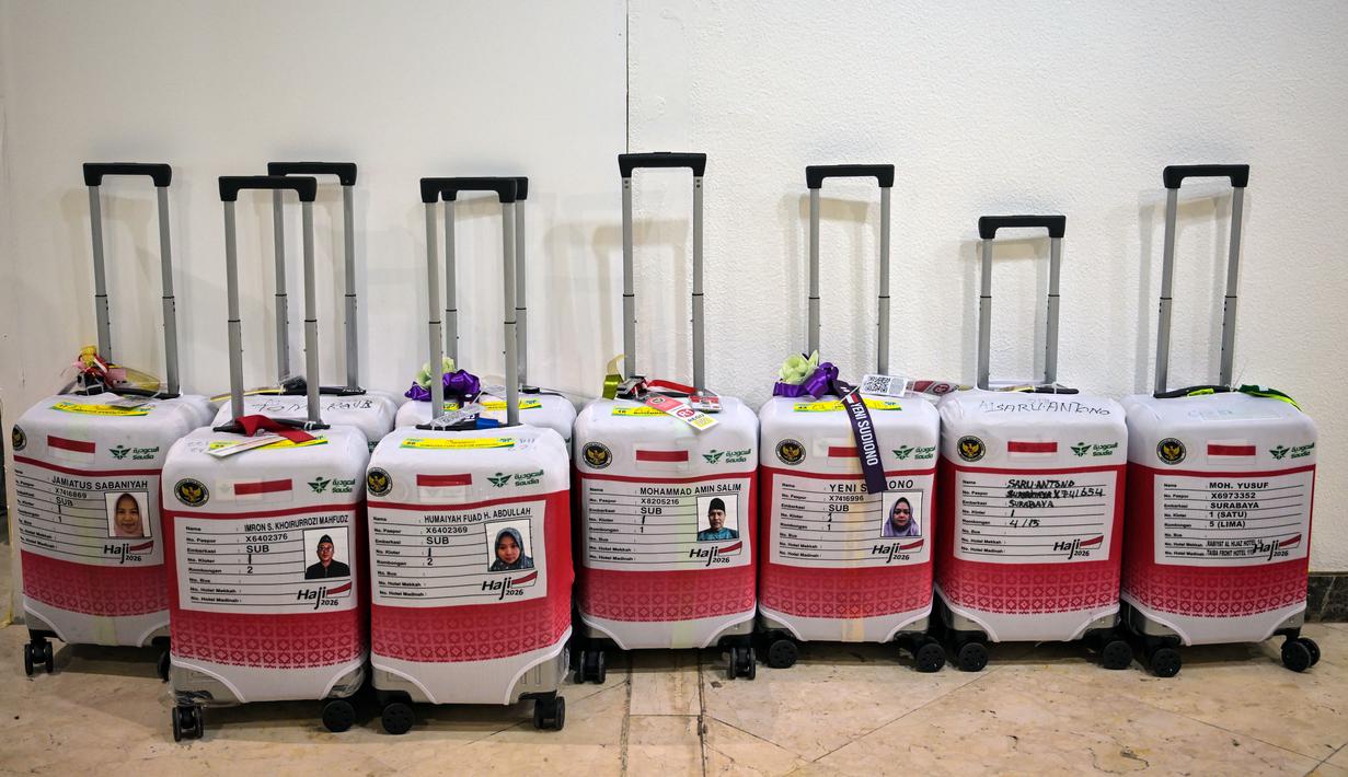 Dan untuk pengelolaan, sepenuhnya berada di bawah Kementerian Haji dan Umrah Republik Indonesia yang baru dibentuk. Tampak dalam foto, koper-koper jamaah haji Indonesia terlihat sebelum diberangkatkan di Bandara Internasional Juanda, Sidoarjo, Jawa Timur, Rabu 22 April 2026. (JUNI KRISWANTO/AFP)