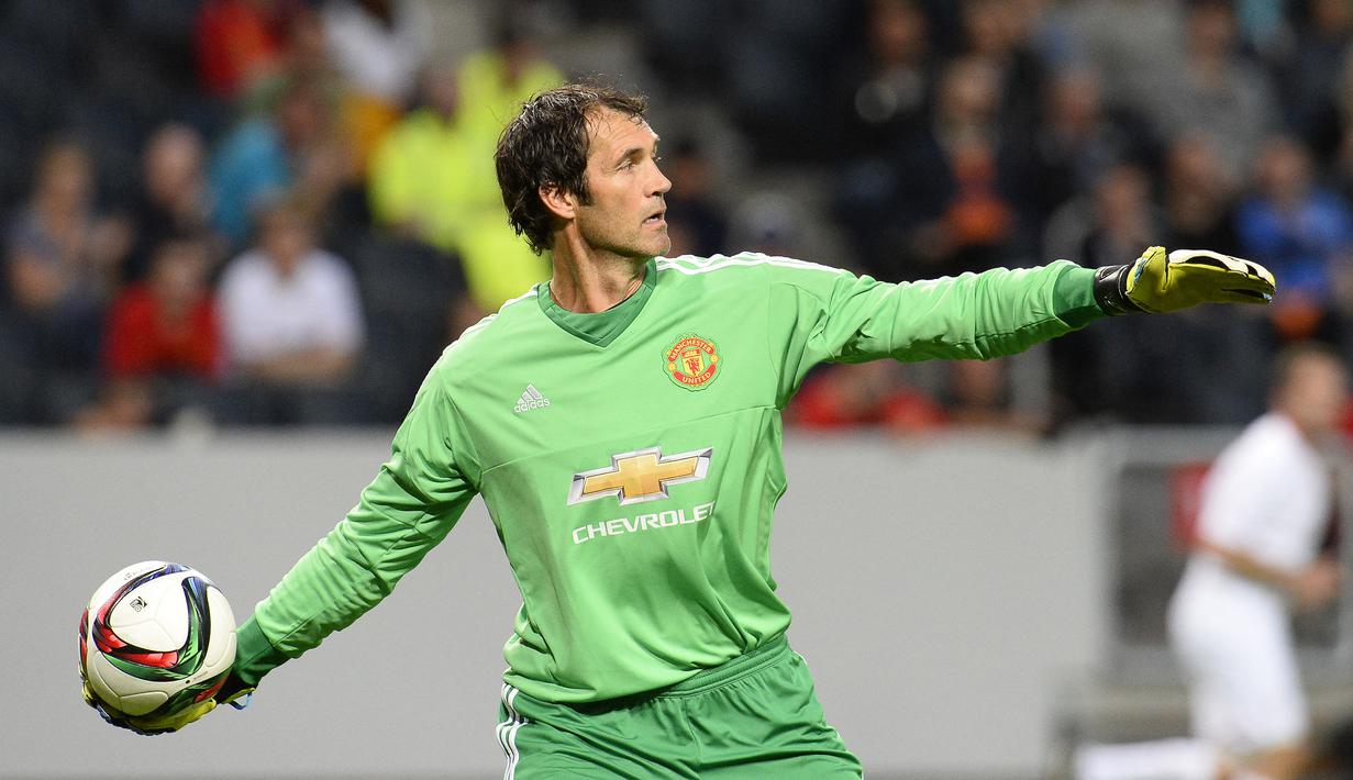 Raimond van der Gouw. Kiper yang kini berusia 59 tahun dan telah pensiun pada Juli 2007 bersama Agovv Apeldoorn ini pernah memperkuat salah satu klub besar di Liga Inggris, Manchester United selama 6 musim. Ia didatangkan MU dari Vitesse pada awal musim 1996/1997 dengan status bebas transfer dan diplot sebagai kiper pelapis dari Peter Schmeichel. Ia total tampil dalam 59 laga di semua ajang dengan torehan 27 kali clean sheet dan kebobolan 52 gol dan berhasil meraih 6 gelar di antaranya 2 trofi Premier League dan 1 trofi Liga Champions. Pada awal musim 2002/2003 MU melepasnya ke West Ham United. (AFP/Jonathan Nackstrand)