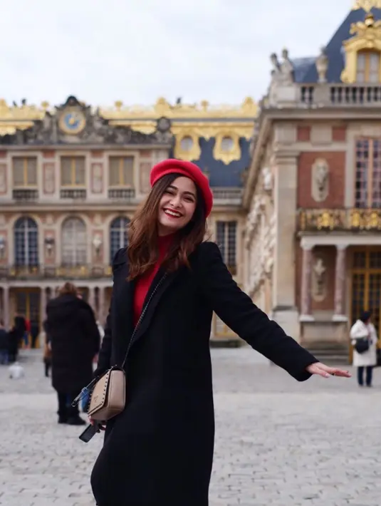 Meskipun sudah terbilang lama berada di dunia hiburan, bagi Ersa Mayori dirinya harus tetap mengeksplorasi diri. Mengingat zaman semakin berkembang, ia pun harus mengikuti tuntutan yang berlaku di sekitar. (Instagram/ersamayori)