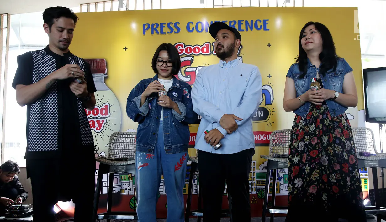 Aktor Tarra Budiman, Pendiri Liunic In Things Marcellia Liunic, Seniman Mural Darbotz, dan Brand Manager Good Day, Linda Wijaya menujukkan botol kemasan usai memberi keterangan pers di Jakarta, Selasa (9/1). (Liputan6.com/JohanTallo)