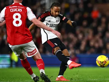Pemain Fulham, Bobby De Cordova-Reid mencetak gol kemenangan ke gawang Rotherham pada laga putaran ketiga Piala FA 2023/2024 yang berlangsung di Craven Cottage, London, Inggris, Sabtu (06/01/2023). (AFP/Henry Nicholls)