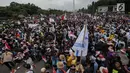 Ribuan nelayan tradisional dari berbagai daerah menggelar unjuk rasa di depan Istana Negara, Jakarta Pusat, Rabu (17/1). Tiga ribu personel kepolisian diturunkan dalam pengamanan aksi tersebut. (Liputan6.com/Faizal Fanani)