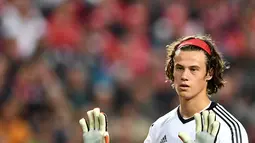 Kiper muda Benfica, Mile Svilar selama laga penyisihan Grup A Liga Champions melawan Manchester United, di Estadio Da Luz, Rabu (18/10). Svilar menangkap bola melewati garis gawang saat menahan tendangan pemain MU, Rashford. (PATRICIA DE MELO MOREIRA/AFP)