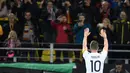 Gelandang Jerman, Lukas Podolski, melambaikan tangan ke suporter usai laga persahabatan kontra Inggris di Stadion Signal Iduna Park, Jerman, Rabu, (22/03/2017). Pertandingan tersebut adalah laga terakhir Podolski bersama Jerman. (AFP/ Marius Becker)