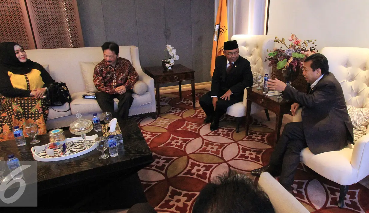 Kunjungan DPD RI ke DPP Partai Golkar, Jakarta, Rabu (9/11). Pertemuan tersebut sebagai silaturahmi DPD dengan Partai Golkar dan membahas isu - isu aktual terkait Pilkada. (Liputan6.com/Johan Tallo)